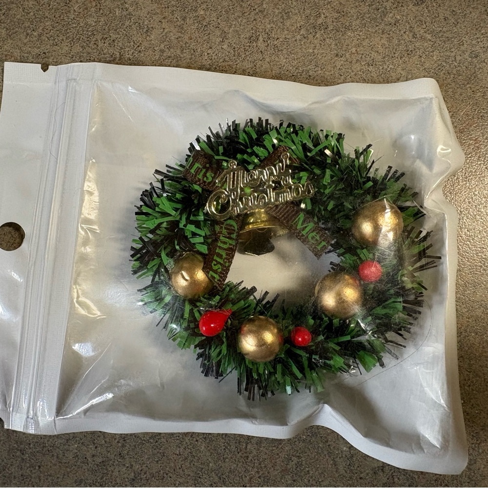 Dollhouse Miniature Festive Green and Gold Christmas Wreath New